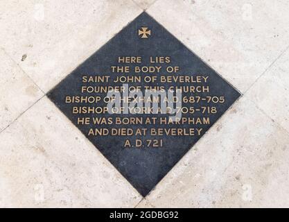 Tombe de Saint-Jean de Beverley; d. L'AD721, évêque de York, a fondé le monastère original sur le site de Beverley Minster; Beverley Minster, Yorkshire UK Banque D'Images