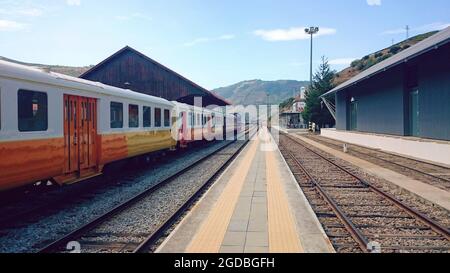 Train sur le chemin de fer dans la vallée du Douro, Portugal Banque D'Images