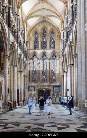 Intérieur de Beverley Minster ; personnes dans le transept Sud, église paroissiale de Beverley Minster, Beverley, Yorkshire UK Banque D'Images