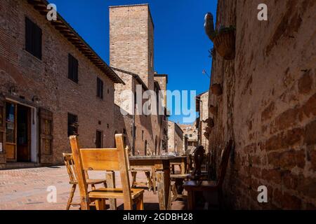 Trekking à Certaldo pour découvrir les ravins de Casale, un paysage aux phénomènes érosifs avec une visite finale à l'ancien village de Certaldo, prov Banque D'Images