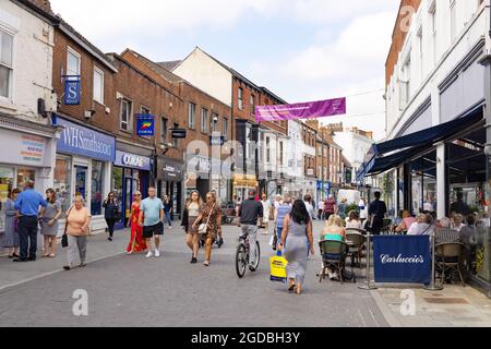 Scène de rue personnes dans les magasins de High Street, le centre-ville, Beverley Yorkshire Angleterre Royaume-Uni; Banque D'Images