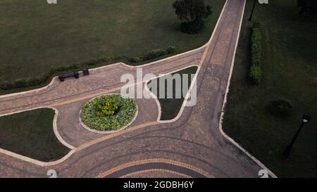 Une piste cyclable sinueuse dans le parc. Il serpente à travers les arbres et les buissons. Filmé à l'aube, au lever du soleil. Photographie aérienne. Banque D'Images