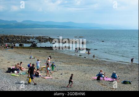 Cricceith / pays de Galles / août 15 2020 : UNE charmante station balnéaire gallois. Les touristes se détendent sur une large plage qui donne sur une vue magnifique sur la baie de Cardigan Banque D'Images