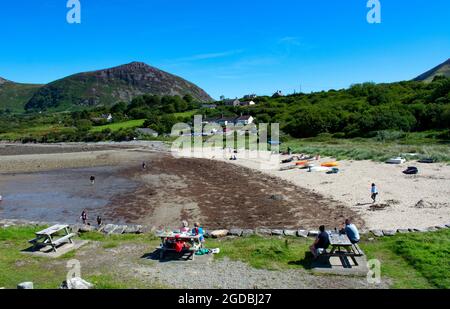 Trefor, Gwynedd / pays de Galles / 20 2020 juillet : Un jour d'été à la station balnéaire gallois de Trefor, sur la péninsule de Lyn.Un jour de juillet ensoleillé avec les touristes. Banque D'Images