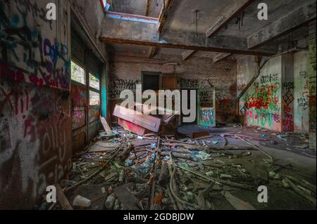 BREEZEWOOD, ÉTATS-UNIS - 22 mai 2021 : vue à l'intérieur d'un mur Graffiti dans un établissement gouvernemental abandonné à Breezewood, États-Unis Banque D'Images