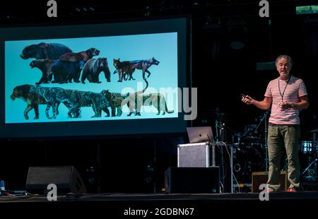 Gordon Buchanan, photographe et cinéaste de la faune, sur scène au festival Fringe-by-the-Sea, North Berwick, Écosse, Royaume-Uni Banque D'Images