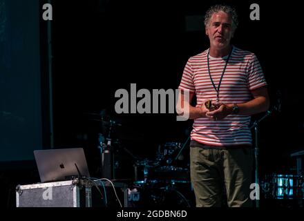 Gordon Buchanan, photographe et cinéaste de la faune, sur scène au festival Fringe-by-the-Sea, North Berwick, Écosse, Royaume-Uni Banque D'Images