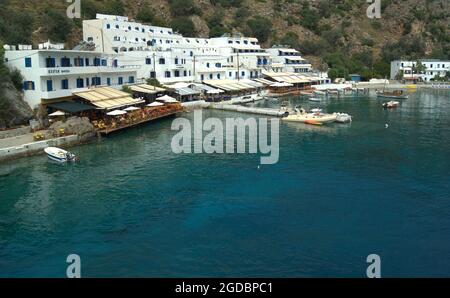 Loutro, Crète / Grèce / 2 juin 2012 : vue sur le paysage d'une jolie baie dans le charmant village grec de Loutro. Photo de la mer et du front de mer, bordée Banque D'Images