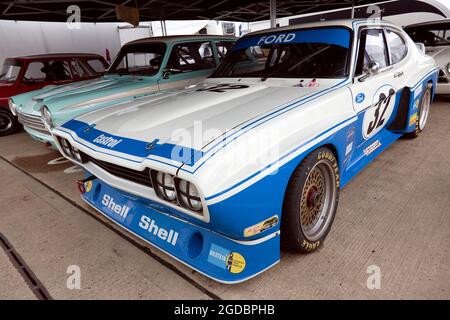 Vue de trois quarts avant d'Adrian Willmott's Blue and White, 1975, Ford GA Capri, dans son garage Pit temporaire, au Silverstone Classic 2021 Banque D'Images