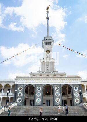 Moscou, Russie - 19 juillet 2021 : touristes sur les marches du terminal de la rivière Nord du côté du réservoir Khimki dans la ville de Moscou. Le terminal a été construit en 1937 Banque D'Images