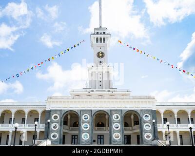 Moscou, Russie - 19 juillet 2021 : façade du terminal de la rivière Nord du côté du réservoir Khimki dans la ville de Moscou. Le terminal a été construit en 1937 et il l'était Banque D'Images