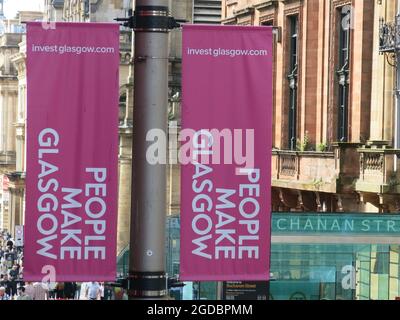Gros plan sur les bannières de Buchanan Street qui disent « People Make Glasgow », l'une des principales artères commerçantes du centre-ville. Banque D'Images