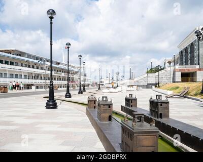 Moscou, Russie - 19 juillet 2021 : remblai dans le terminal de North River sur le réservoir Khimki dans la ville de Moscou. Le terminal a été construit en 1937 et il a été récemm Banque D'Images