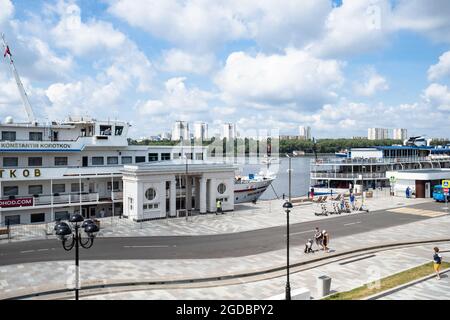 Moscou, Russie - 19 juillet 2021 : poste de passagers du terminal de North River sur le réservoir Khimki dans la ville de Moscou. Le terminal a été construit en 1937 et il l'était Banque D'Images