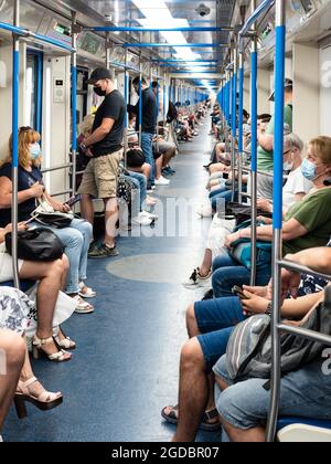 Moscou, Russie - 11 juillet 2021 : passagers en nouvelle voiture du métro de Moscou en été. Le métro de Moscou compte 241 stations (276 avec ci central de Moscou Banque D'Images