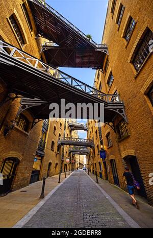 Historique de la Tamise Shade à Londres, près de Tower Bridge. Cette ancienne rue pavée de Bermondsey est connue pour ses passerelles. Banque D'Images