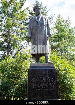 Moscou, Russie - 11 juillet 2021 : statue au maréchal de l'Union soviétique Fyodor Ivanovitch Tolbukhin. Le monument a été érigé dans le parc de la ville de Samotechniy en 1960 Banque D'Images