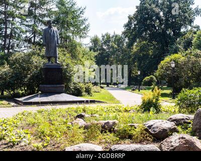 Moscou, Russie - 11 juillet 2021 : boulevard et monument au maréchal de l'Union soviétique Fyodor Ivanovitch Tolbukhin dans un parc urbain verdoyant sur la rue Samotechniya Banque D'Images