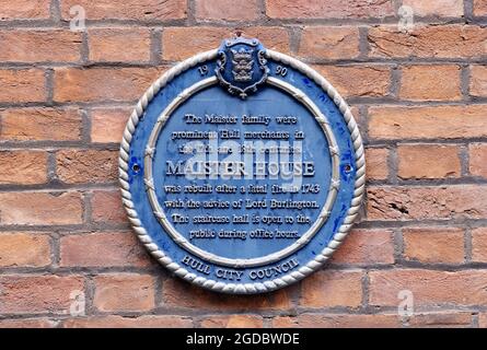 Plaque bleue à la Maison de la Maister, reconstruite en 1743, High Street, Hull Old Town, Kingston, sur Hull Yorkshire Royaume-Uni Banque D'Images