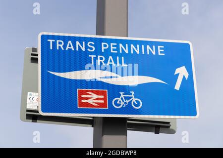 Le panneau de la piste de transport de Pennine, un sentier de longue distance qui s'étend d'un océan à l'autre dans le nord de l'Angleterre et qui fait partie de la route nationale du cycle 62. Yorkshire, Royaume-Uni Banque D'Images