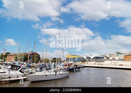 Des bateaux amarrés à Hull Marina le long du front de mer de Hull lors d'une journée ensoleillée en été, Hull, Yorkshire, Royaume-Uni Banque D'Images