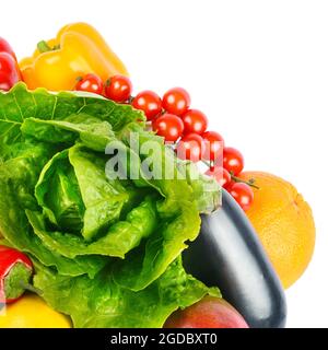 Composition à partir de légumes et de fruits isolés sur fond blanc. Banque D'Images