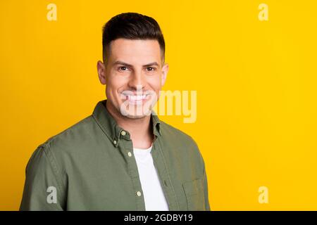 Photo d'un jeune homme beau heureux positif sourire en dents de souris stomatologie isolée sur fond jaune de couleur Banque D'Images