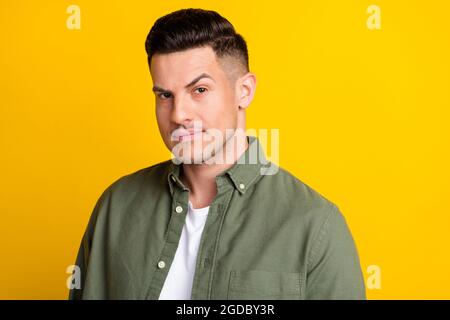 Photo portrait homme portant une tenue décontractée isolé couleur jaune vif arrière-plan Banque D'Images