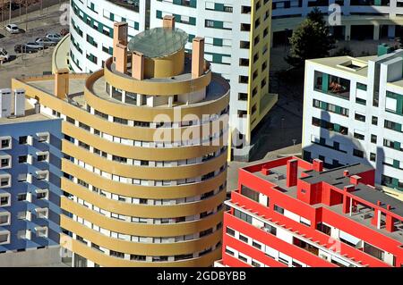 LISBOA, PORTUGAL - 17 février 2005 : vue panoramique sur les bâtiments modernes et colorés de Lisbo, Portugal Banque D'Images