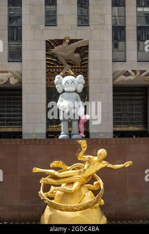 SHARE est une sculpture de KAWS sur la Rockefeller Center Plaza, New York City, Etats-Unis Banque D'Images