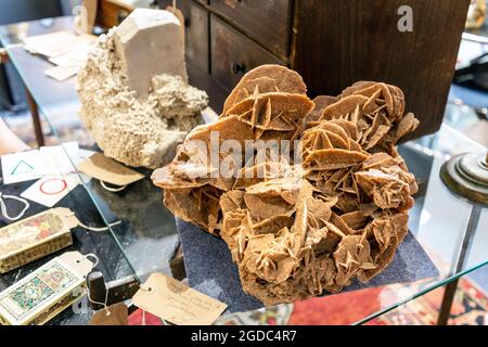 Selenite de rose du désert à vendre au magasin Maltings antiques de Sawbridgeworth, Royaume-Uni Banque D'Images