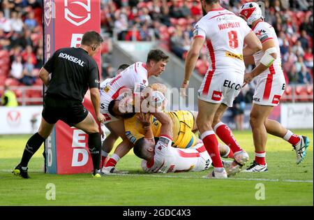 Suaia Matagi (au centre) de Castleford Tigers est affronté lors du match de la Super League de Betfred au stade totalement Wicked, St Helens. Date de la photo: Jeudi 12 août 2021. Banque D'Images