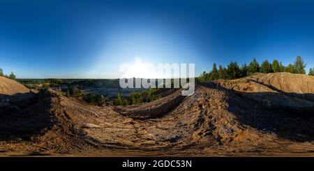 carrière de collines d'argile dans la forêt d'été panorama sphérique de 360 degrés en projection équirectangulaire Banque D'Images