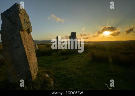 Coucher de soleil sur des pierres debout Callanish II lors d'une belle journée d'été dans les Hébrides. Banque D'Images