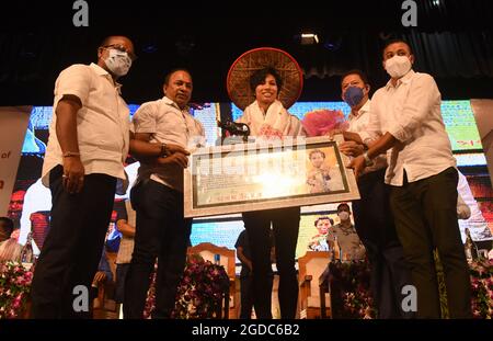 Guwahati, Inde. 12 août 2021 : l'Association de cricket d'Assam, médaillée de bronze aux Jeux Olympiques de Tokyo, le boxeur Lovlina Borgohain lors d'une réunion à l'auditorium Srimanta Sankardev Kalakshetra le 12 août 2021 à Guwahati, Inde. Lovlina Borgohain d'Assam est médaillée de bronze olympique à la boxe de Tokyo en 2020. Crédit : David Talukdar/Alay Live News Banque D'Images