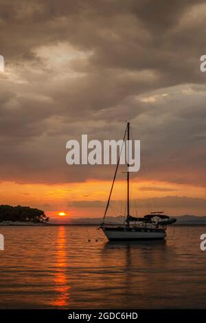 Nuages pluvieux spectaculaires au coucher du soleil sur la baie Adriatique à Splitska sur l'île de Brac en Croatie Banque D'Images