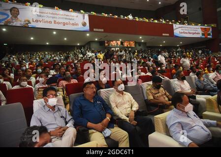 Guwahati, Inde. 12 août 2021: Personnes pendant la felitation de médaillé de bronze aux Jeux Olympiques de Tokyo, boxeur Lovlina Borgohain, à l'auditorium Srimanta Sankardev Kalakshetra le 12 août 2021 à Guwahati, Inde. Lovlina Borgohain d'Assam est médaillée de bronze olympique à la boxe de Tokyo en 2020. Crédit : David Talukdar/Alay Live News Banque D'Images