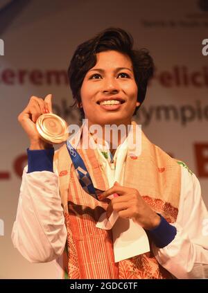 Guwahati, Inde. 12 août 2021 : médaillée de bronze aux Jeux Olympiques de Tokyo, Lovlina Borgohain montre sa médaille lors d'une réunion à l'auditorium Srimanta Sankardev Kalakshetra le 12 août 2021 à Guwahati, Inde. Lovlina Borgohain d'Assam est médaillée de bronze olympique à la boxe de Tokyo en 2020. Crédit : David Talukdar/Alay Live News Banque D'Images