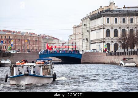 Saint-Pétersbourg, Russie-vers mai 2021 : bateau de plaisance plat est sur la rivière Fontanka. Les touristes voyagent sur des bateaux de plaisance et voient les sites de la ville Banque D'Images