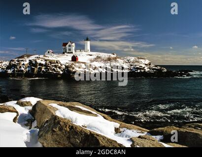 Nubble Lighthouse dans la neige d'hiver - York, Maine Banque D'Images