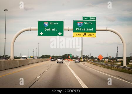 Detroit, MI : signalisation Interstate sur l'I-75, indiquant la sortie pour l'Interstate 280 vers Cleveland Banque D'Images