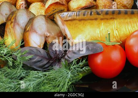 Poisson fumé, maquereau fumé froid, tranché avec des pommes de terre. Banque D'Images