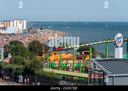 Vue sur Southend sur le front de mer avec plage, plages, promenade dans le parc à thème Adventure Island et hôtel. Occupé avec les gens. Mer côtière de l'estuaire de la Tamise Banque D'Images