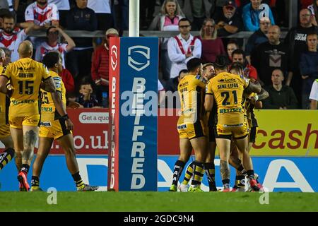 Oliver Holmes (11) de Castleford Tigers célèbre son essai Banque D'Images