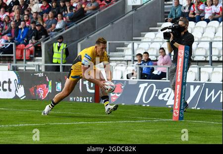 St Helens, Royaume-Uni. 12 août 2021. Greg Eden de Castleford Tigers marque un essai à St Helens, Royaume-Uni, le 8/12/2021. (Photo de Melanie Allatt/News Images/Sipa USA) crédit: SIPA USA/Alay Live News Banque D'Images