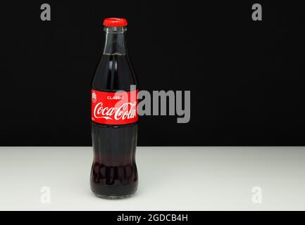 Coca-Cola. Flacon en verre de 0.33 litres, isolé, gros plan, fond noir et blanc. Banque D'Images