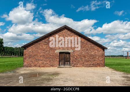 Bâtiment en briques rouges au camp de concentration d'Auschwitz II-Birkenau, Oswiecim, Pologne Banque D'Images