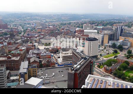 L'une des nombreuses vues sur le centre-ville de Leeds depuis le sommet du plus haut bâtiment du Yorkshire, « Altus House » Banque D'Images