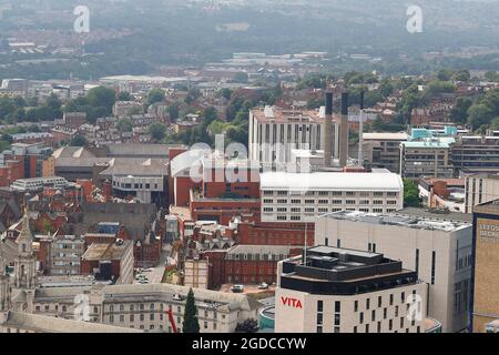 L'une des nombreuses vues sur le centre-ville de Leeds depuis le sommet du plus haut bâtiment du Yorkshire, « Altus House » Banque D'Images