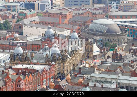 L'une des nombreuses vues sur le centre-ville de Leeds depuis le sommet du plus haut bâtiment du Yorkshire, « Altus House » Banque D'Images